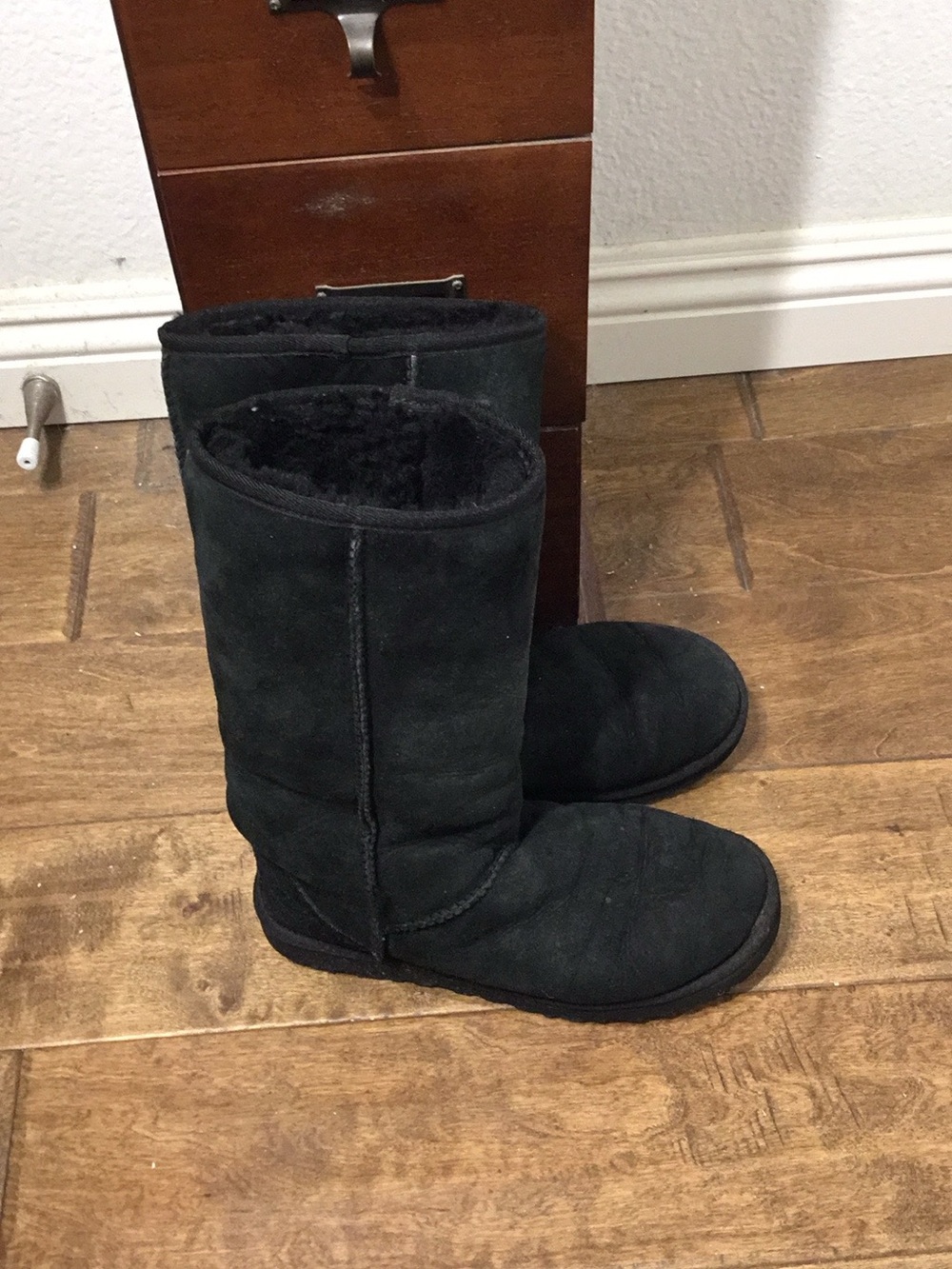 UGG black tall leather boots with shearling interior.
Winter final clearance🌹🌸